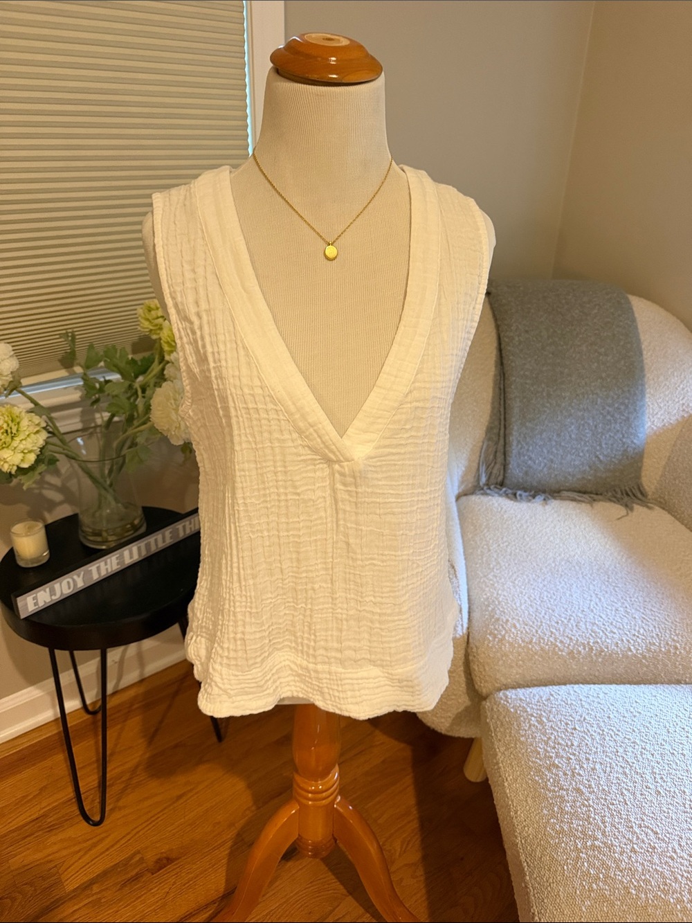 Faherty Women's White V-Neck Textured Sleeveless Top